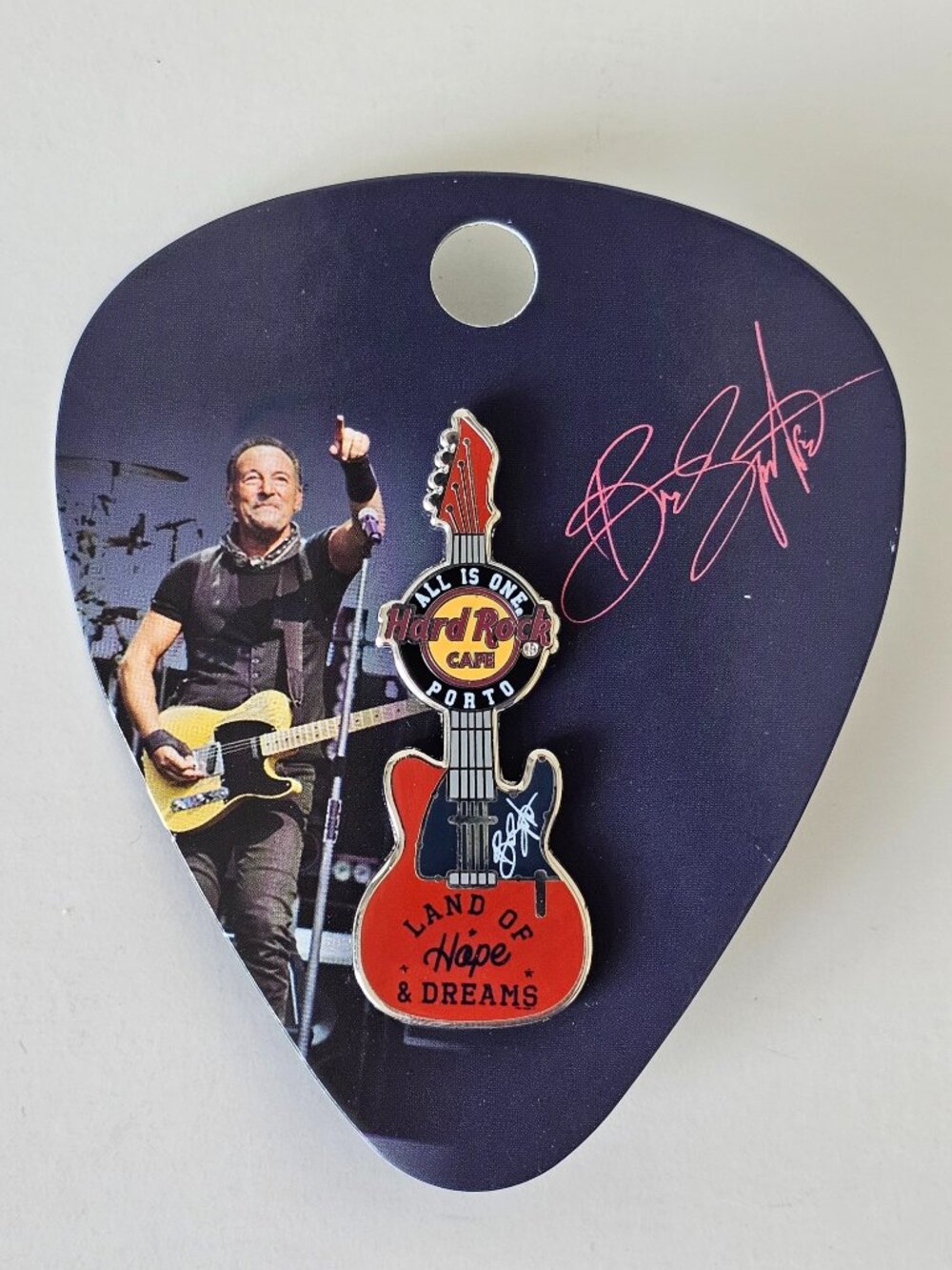 New Hard Rock Cafe Pin Bruce Springsteen Sig Series 36 Porto All Is One Guitar